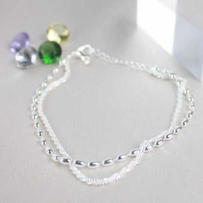 Pluie d'Argent | Bracelet argenté avec rangée de perles et chaîne facettée – Vue 02