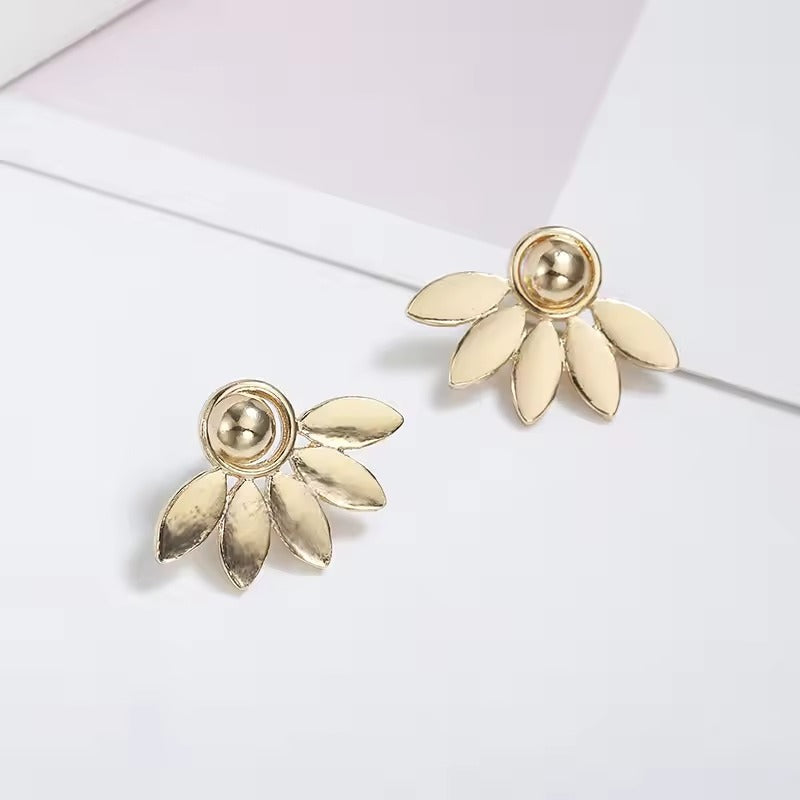 Pétale | Boucles d'oreilles dorées avec perle et pétales – Vue 01