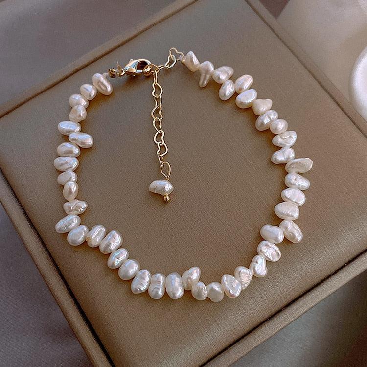 Célestine | Bracelet avec petits détails blancs irréguliers – Vue 01
