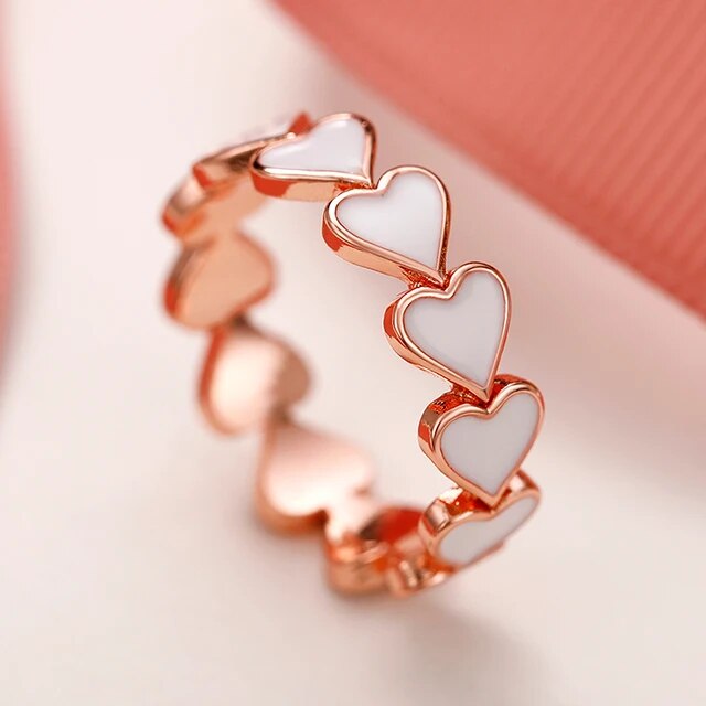 Rangée de Cœurs | Bague en or rose avec des cœurs tout autour – Vue 01