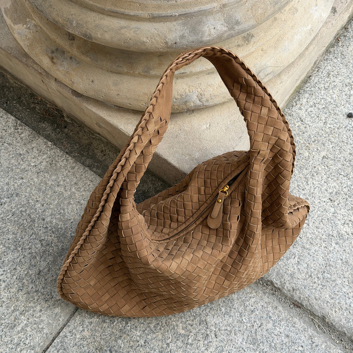 Sac en daim tressé XL camel vu de côté