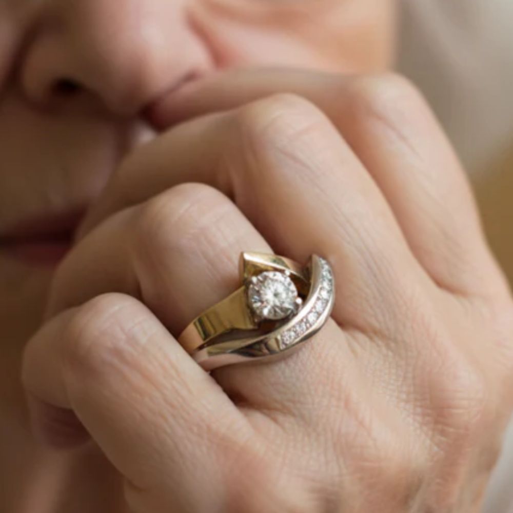 Arc Irrégulier | Bague dorée et argentée avec pierres claires – Vue 01