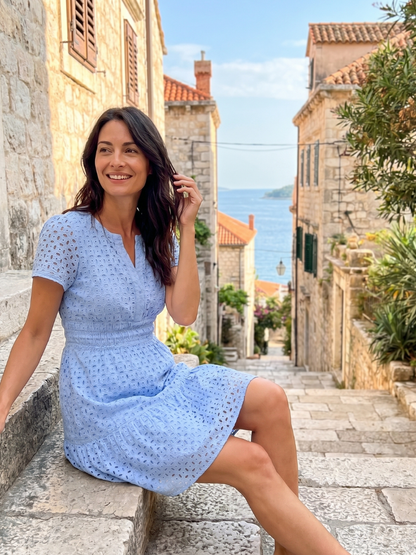 Anaïs — Robe en broderie anglaise à taille smockée