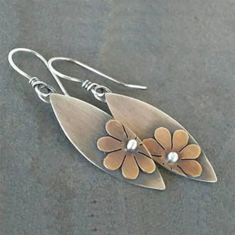 Fleur Feuillue | Boucles d'oreilles avec feuille et fleur en deux couleurs de métal – Vue 01