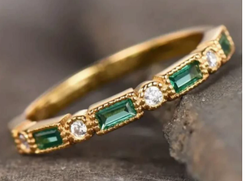 Ruban des Prés | Bague dorée avec pierres vertes – Vue 01