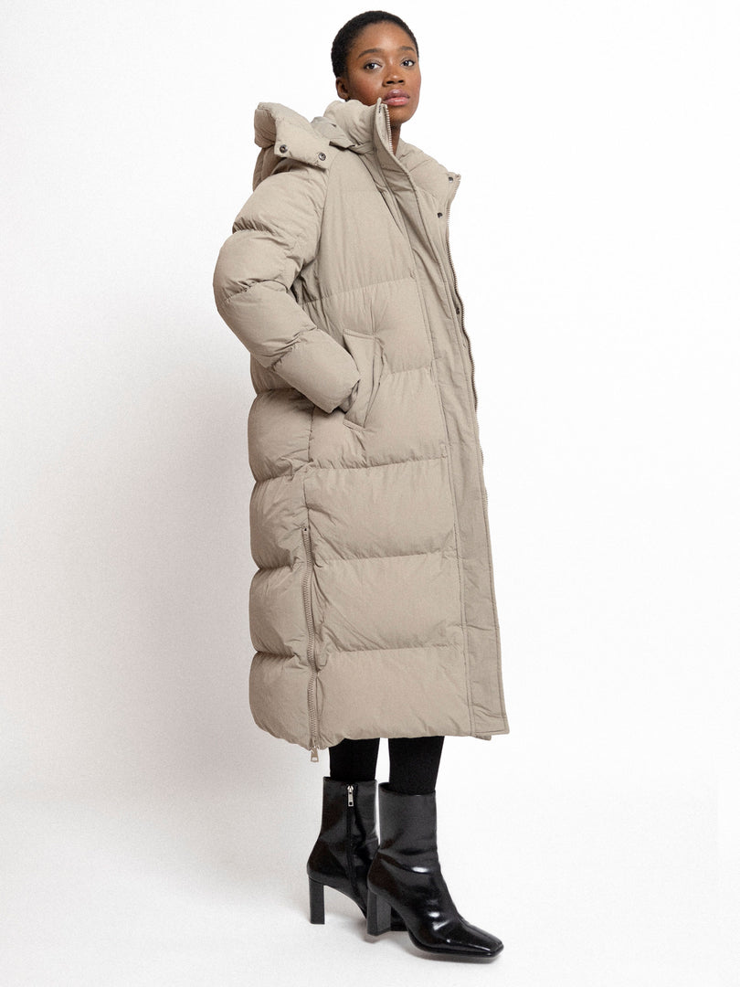 Addie Maxi – płaszcz pikowany, kolor taupe
