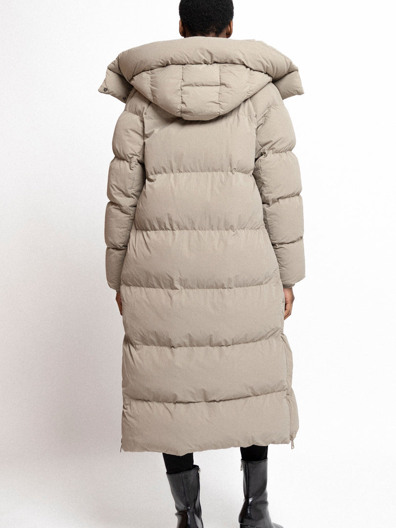 Addie Maxi – płaszcz pikowany, kolor taupe