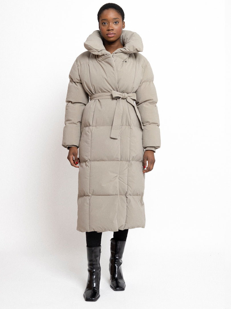 Kyleih Maxi – długa parka pikowana, kolor taupe