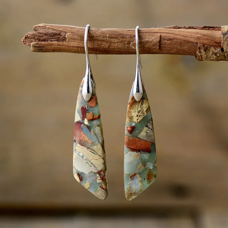 Teinte Terre | Boucles d'oreilles gouttes argentées avec pierre au motif naturel – Vue 01