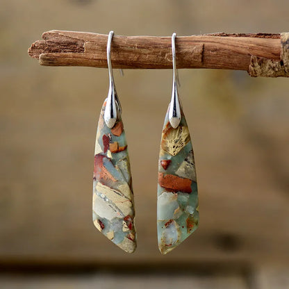 Teinte Terre | Boucles d'oreilles gouttes argentées avec pierre au motif naturel – Vue 01
