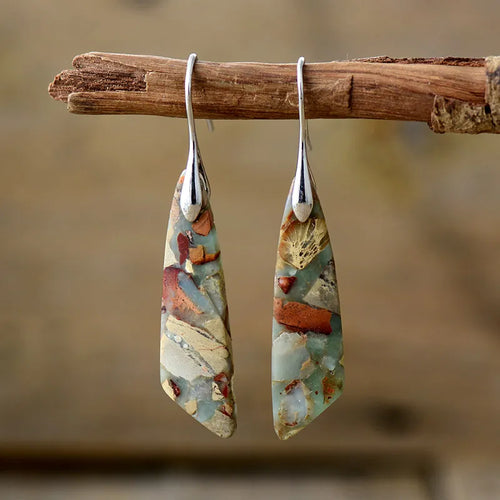 Teinte Terre | Boucles d'oreilles gouttes argentées avec pierre au motif naturel – Vue 01