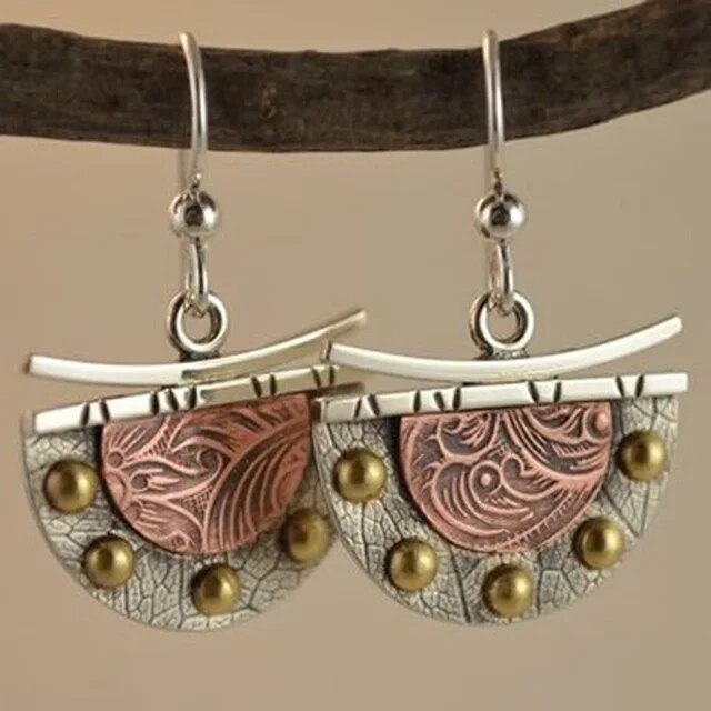 Éventail Solaire | Boucles d'oreilles argentées et cuivrées à motif d'éventail – Vue 01