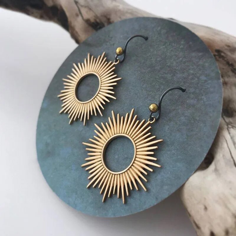 Couronne Solaire | Boucles d'oreilles dorées à motif solaire – Vue 01