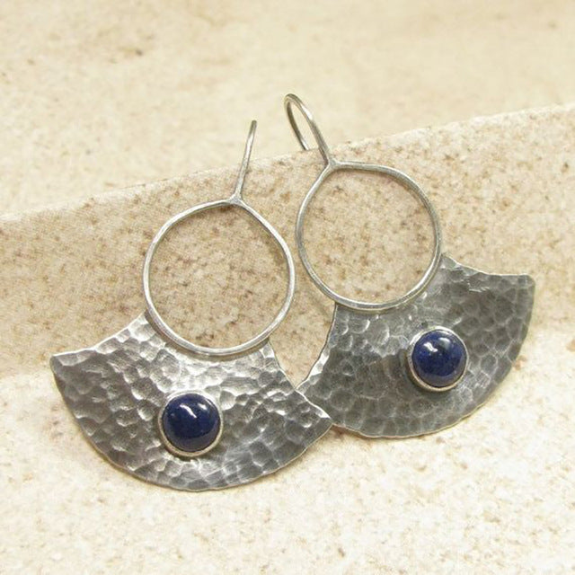 Éventail Martelé | Boucles d'oreilles avec éventail martelé et pierre ronde – Vue 02