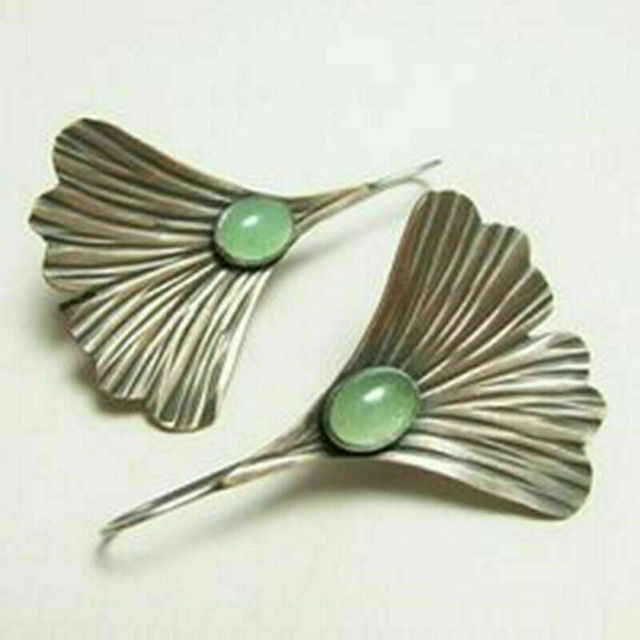 Éventail Vert | Boucles d'oreilles argentées en forme d'éventail avec pierre verte – Vue 01