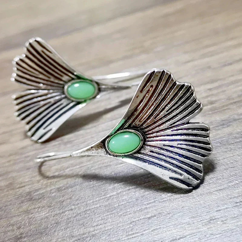 Éventail Vert | Boucles d'oreilles argentées en forme d'éventail avec pierre verte – Vue 02