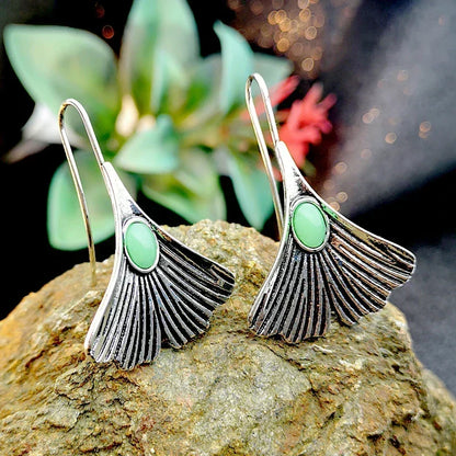 Éventail Vert | Boucles d'oreilles argentées en forme d'éventail avec pierre verte – Vue 03