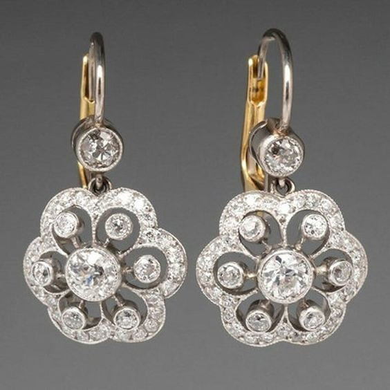 Fleur Étoilée | Boucles d'oreilles avec pierres claires en forme de fleur ronde – Vue 01