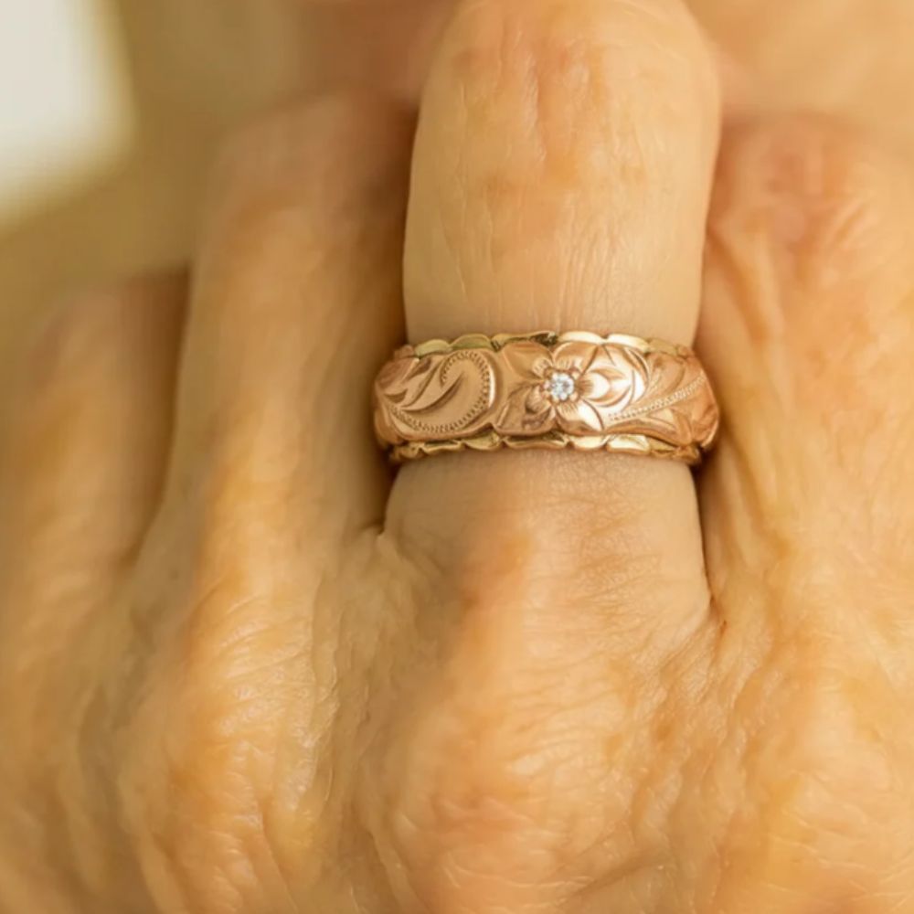 Gravure de Rose | Bague large dorée à motif floral – Vue 01