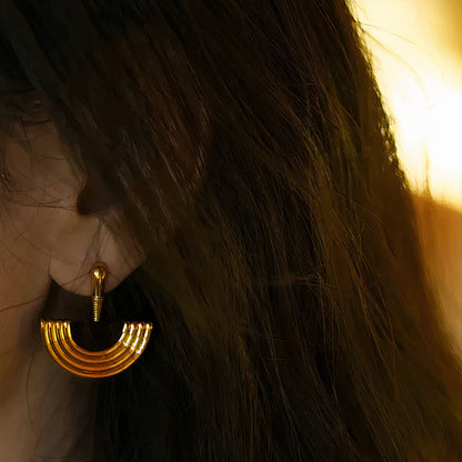 Éventail Nervuré | Boucles d'oreilles dorées en forme d'éventail – Vue 01