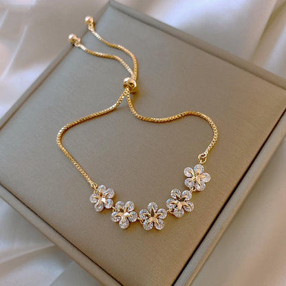 Rangée d'Étoiles | Bracelet doré réglable avec fleurs de pierres claires – Vue 01