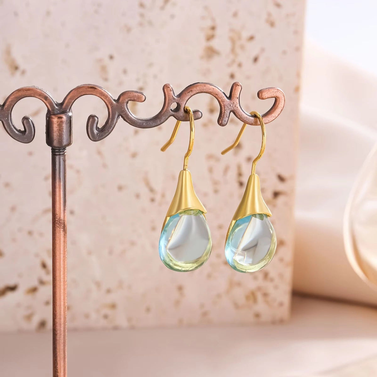 Goutte Menthe | Boucles d'oreilles dorées avec goutte vert menthe – Vue 01