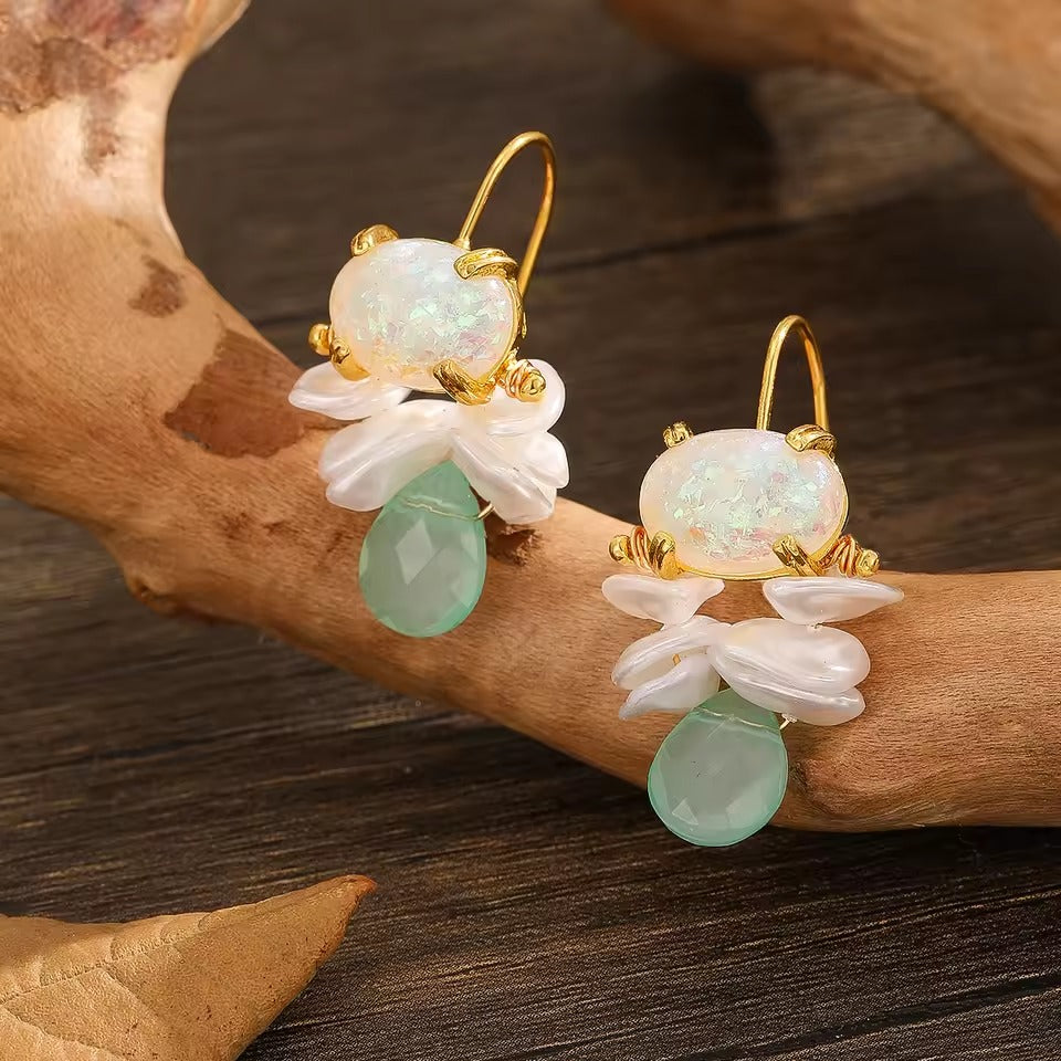 Pétale de Fleur | Boucles d'oreilles dorées avec pétales blancs et goutte verte – Vue 01