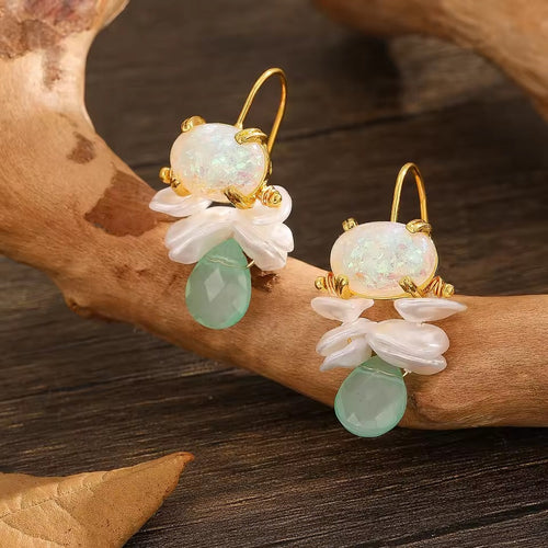 Pétale de Fleur | Boucles d'oreilles dorées avec pétales blancs et goutte verte – Vue 01