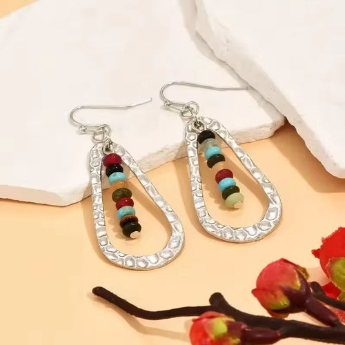 Échelle Perlée | Boucles d'oreilles gouttes ouvertes avec perles colorées – Vue 01