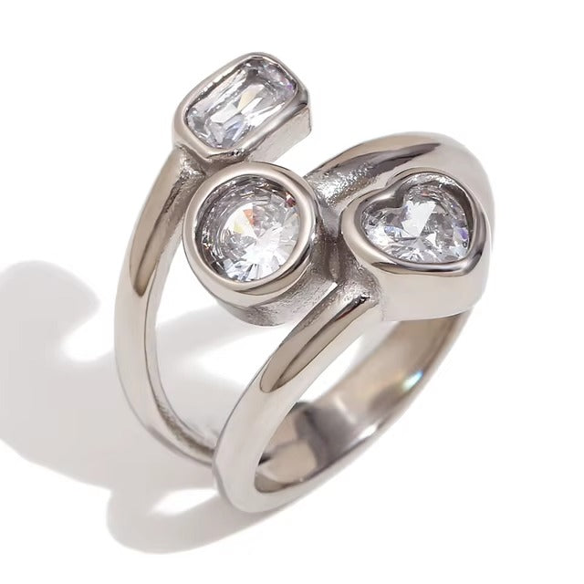 Bague argentée avec pierres claires rectangulaire et rondes