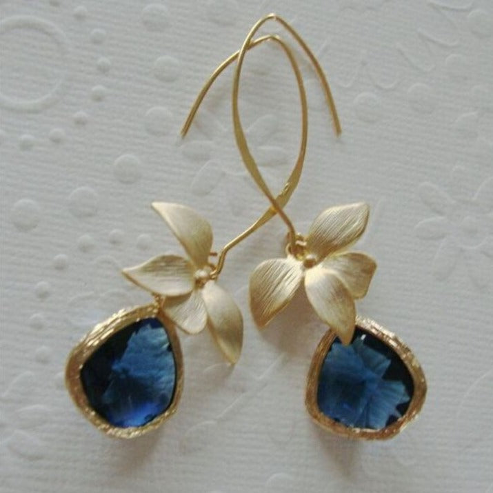 Fleur Bleue | Boucles d'oreilles dorées avec pierre bleue – Vue 01