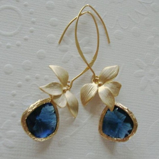 Fleur Bleue | Boucles d'oreilles dorées avec pierre bleue – Vue 01