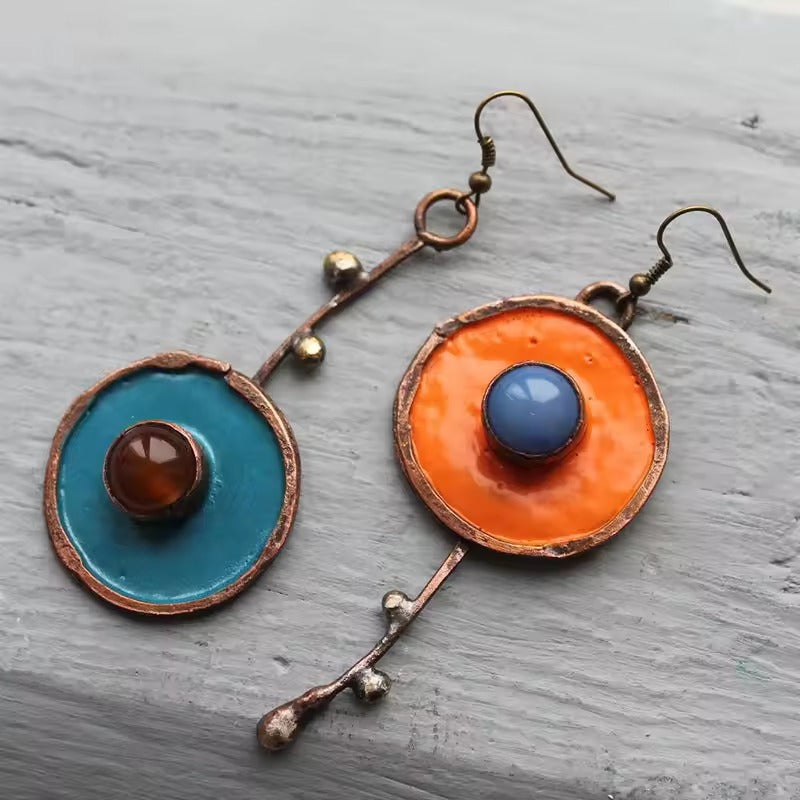 Cercle Émaillé | Boucles d'oreilles asymétriques avec émail orange et bleu-vert – Vue 01
