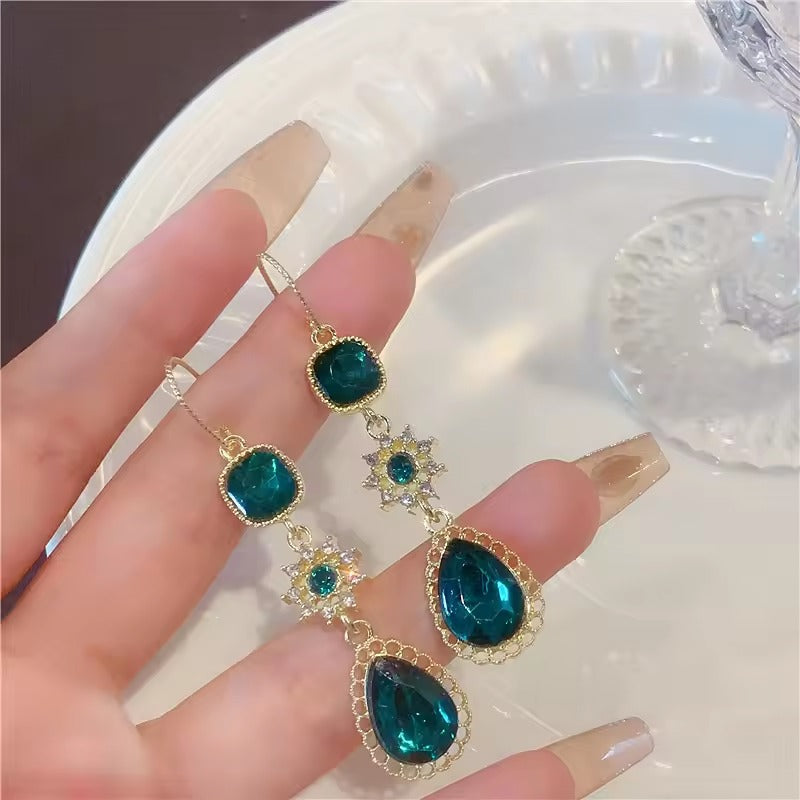 Étoile Verte | Boucles d'oreilles dorées avec pierres vert foncé et détail étoile – Vue 01