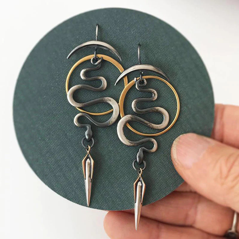 Spirale Serpent | Boucles d'oreilles dorées en forme de spirale torsadée – Vue 01