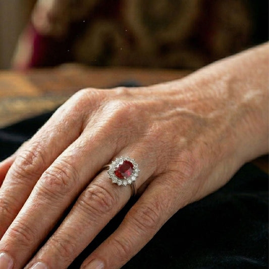 Couronne Ardente | Bague avec pierre rouge entourée de pierres claires – Vue 01