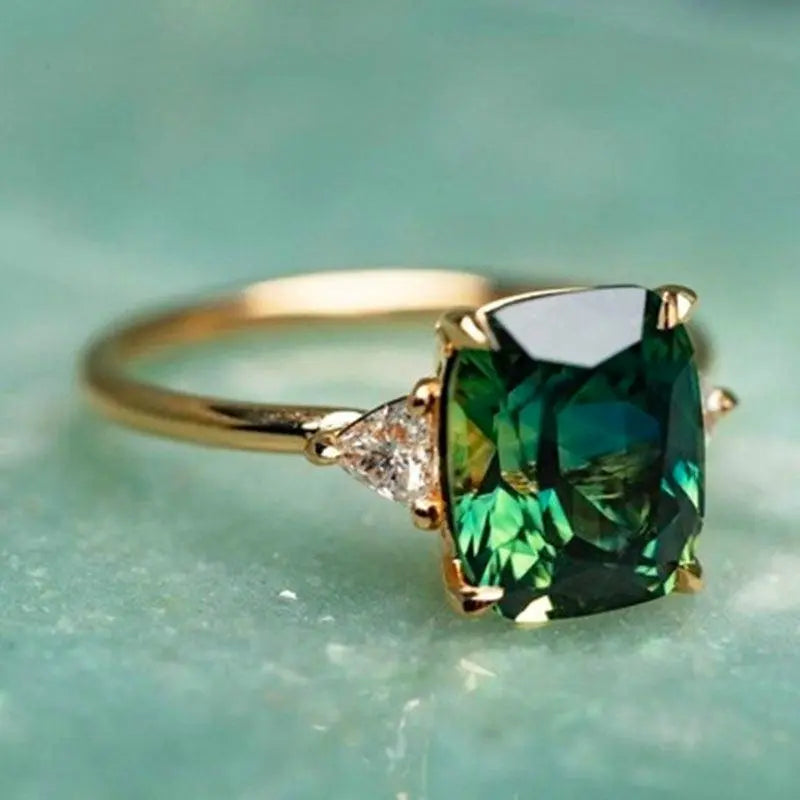 Couronne des Prés | Bague dorée avec grande pierre verte – Vue 01