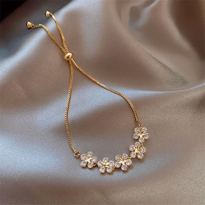 Rangée d'Étoiles | Bracelet doré réglable avec fleurs de pierres claires – Vue 03