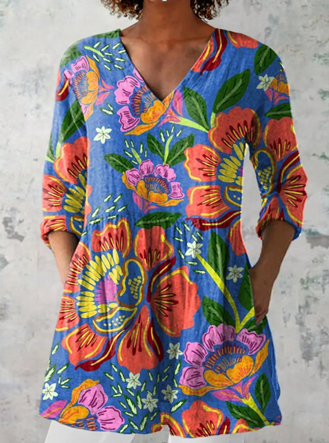 Bastienne | Chemisier long col V à grandes fleurs sur fond bleu
