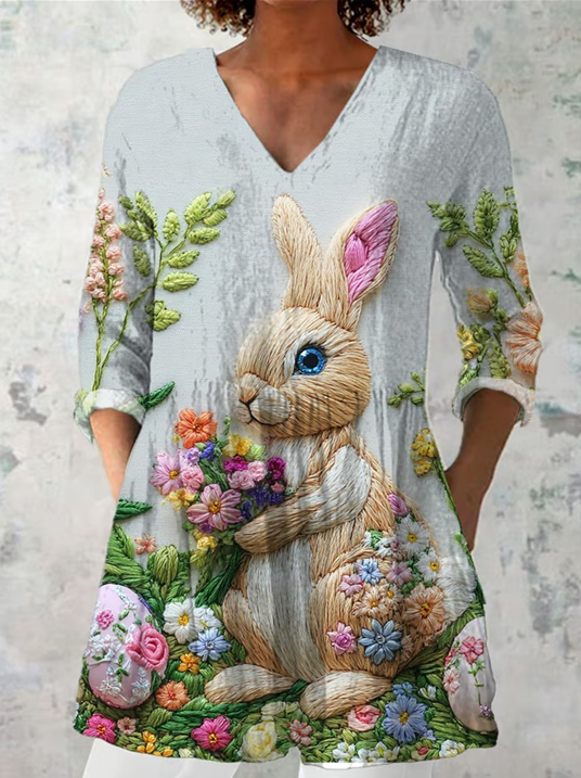 Mélusine | Chemisier long col V à lapin brodé sur fond gris clair