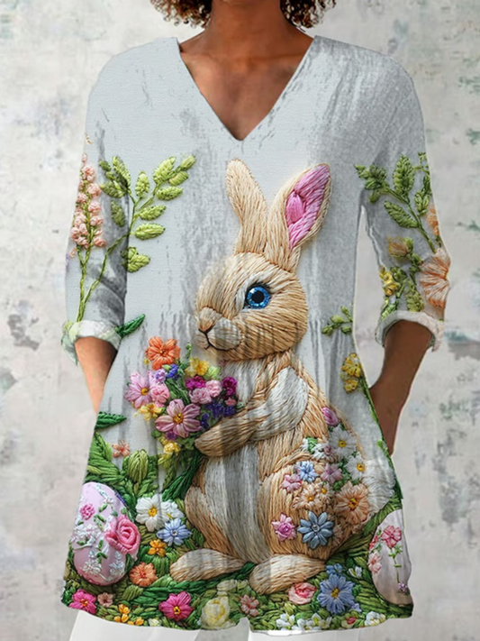Mélusine | Chemisier long col V à lapin brodé sur fond gris clair