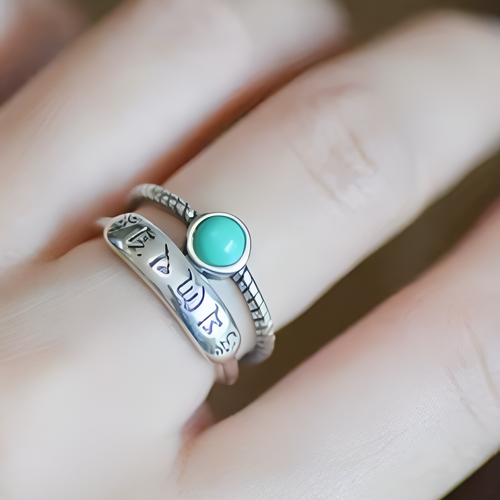 Bague argentée à anneau gravé et pierre turquoise ronde