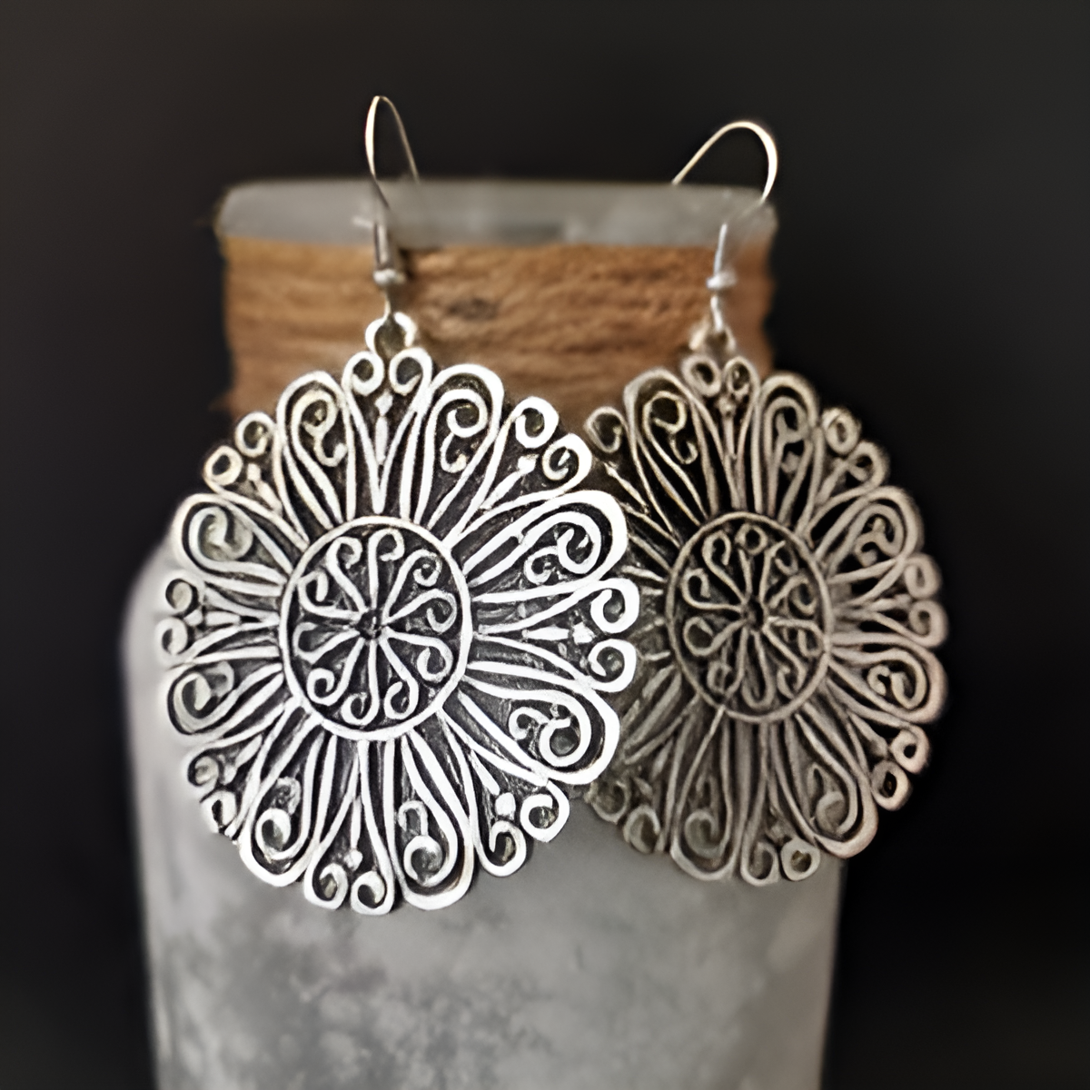 Disque Mandala | Boucles d'oreilles argentées à motif mandala – Vue 01