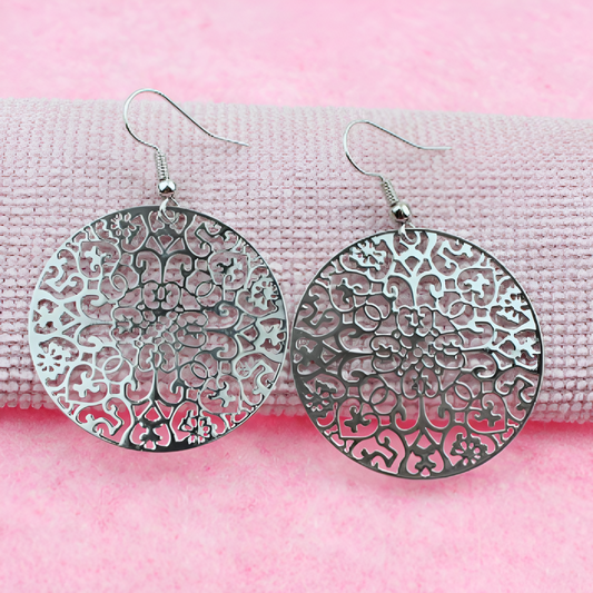 Filigrane | Grandes boucles d'oreilles argentées à motif ajouré – Vue 01