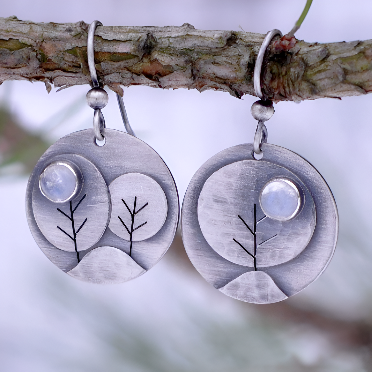 Arbre Lunaire | Boucles d'oreilles argentées à motif d'arbre et pierre claire – Vue 01