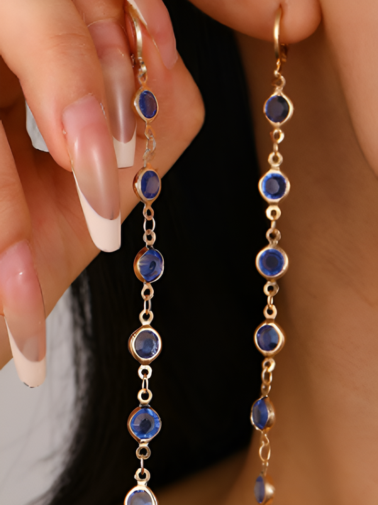 Chaîne Bleue | Longues boucles d'oreilles dorées avec pierres bleues – Vue 01
