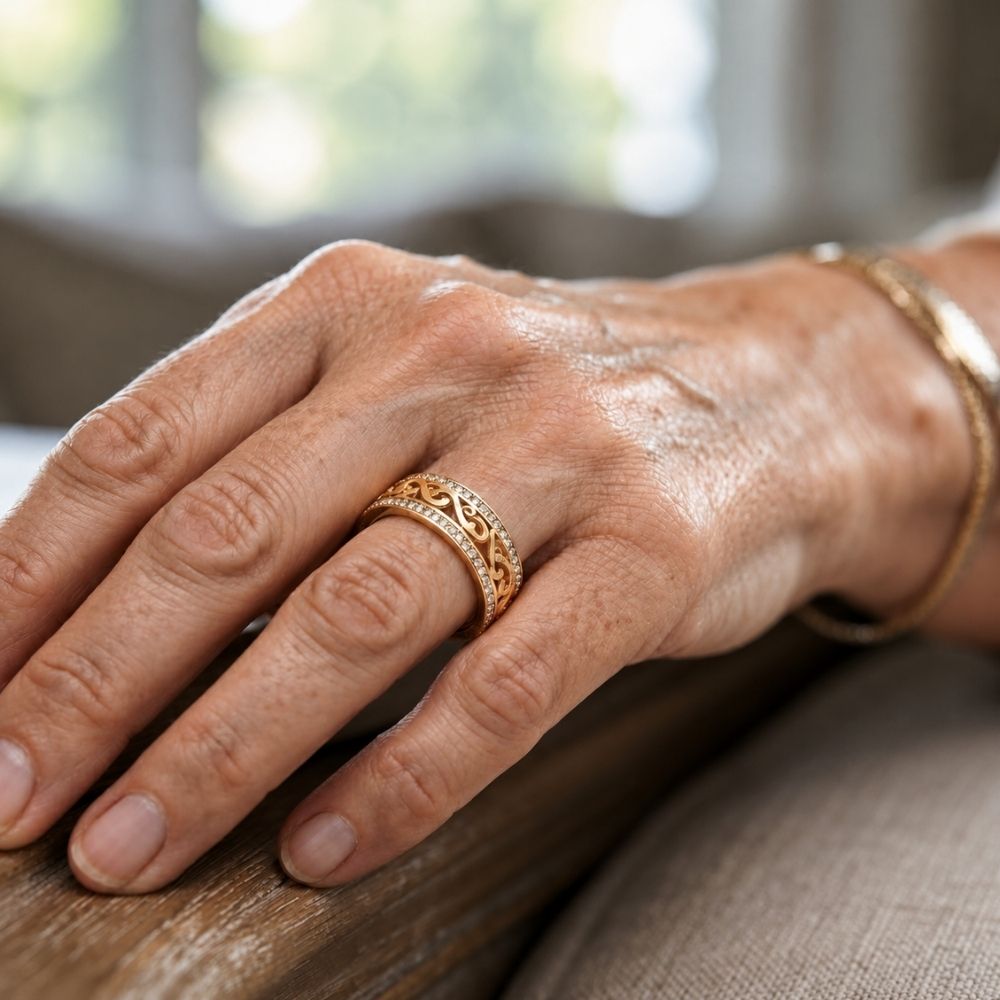 Ruban Ajouré | Bague large dorée à motif ajouré – Vue 02