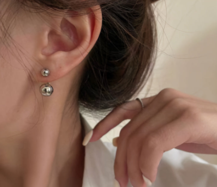 Perle Dorée | Petites boucles d'oreilles perle dorées – Vue 01