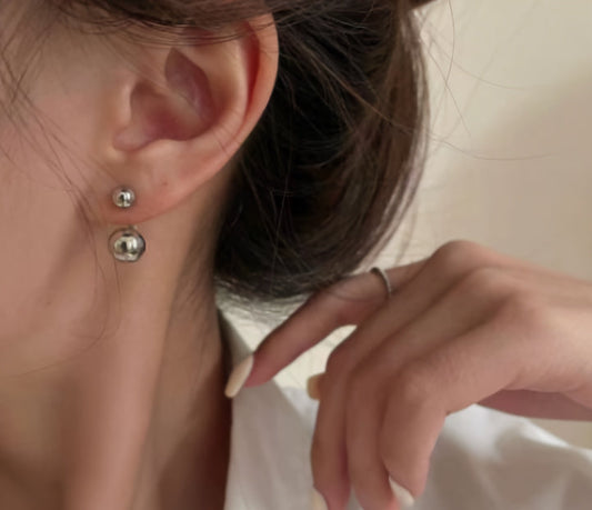 Perle Dorée | Petites boucles d'oreilles perle dorées – Vue 01