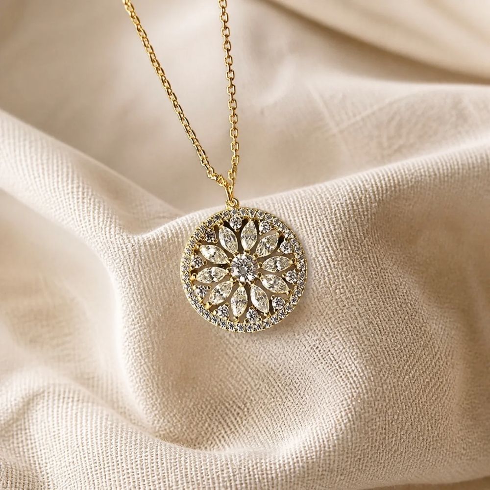 Rosace Fleurie | Collier doré avec pendentif rond et pierres claires – Vue 01